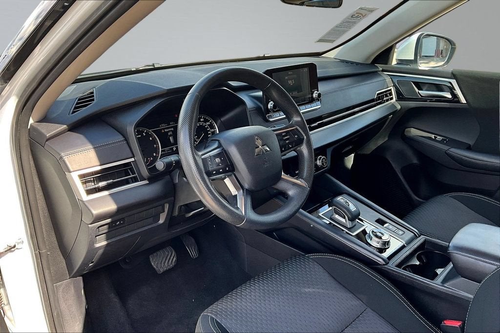 2024 Mitsubishi Outlander ES