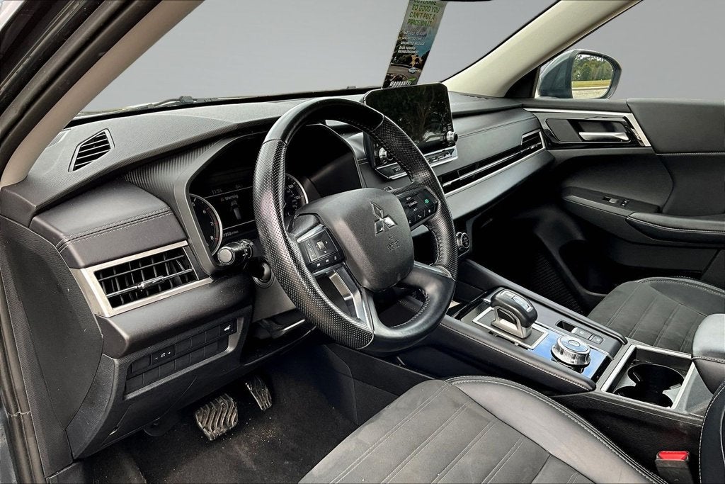 2024 Mitsubishi Outlander SE