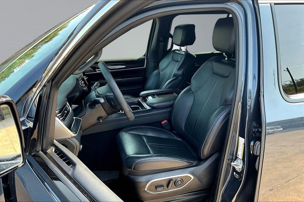 2023 Jeep Wagoneer Base